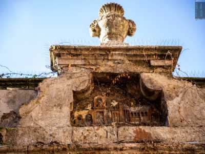 Raffigurano vedute panoramiche di alcune citt� sovrastate da vasi e pumi